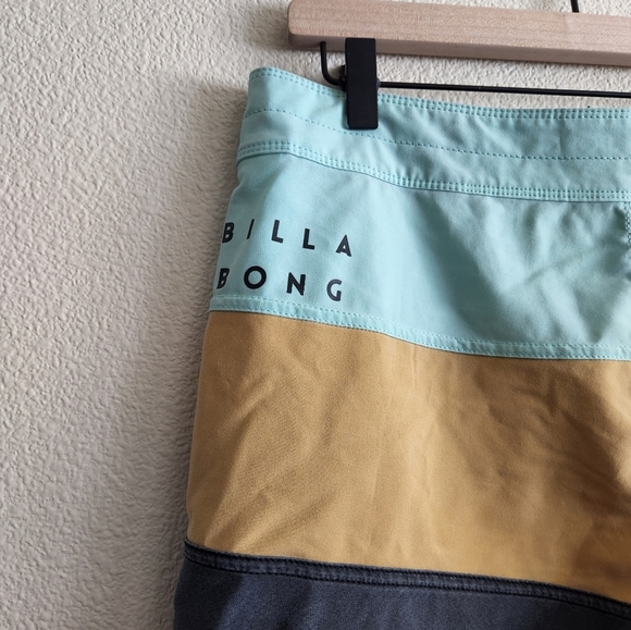 Billabong Tribong Solid Pro Boardshorts - Picture 8 of 11